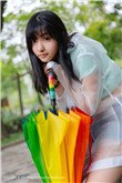 女孩抓住跳桥女子